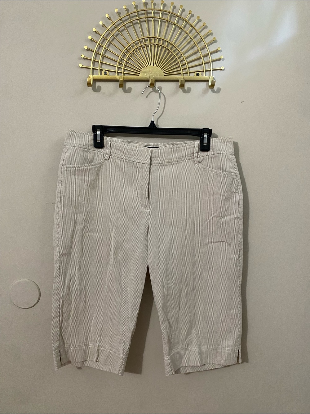 Ann Taylor Cream Knee-Length Stretch Capris